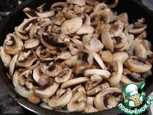 Картофельный рулет с грибами и сыром