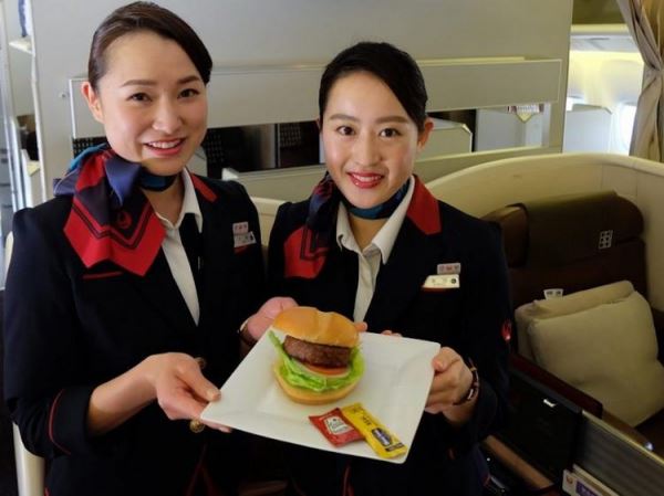 <br />
В Японии пассажирам объяснили, почему им лучше заранее отказаться от обедов во время полета<br />
