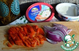 Салат с маринованной курицей и творожным сыром