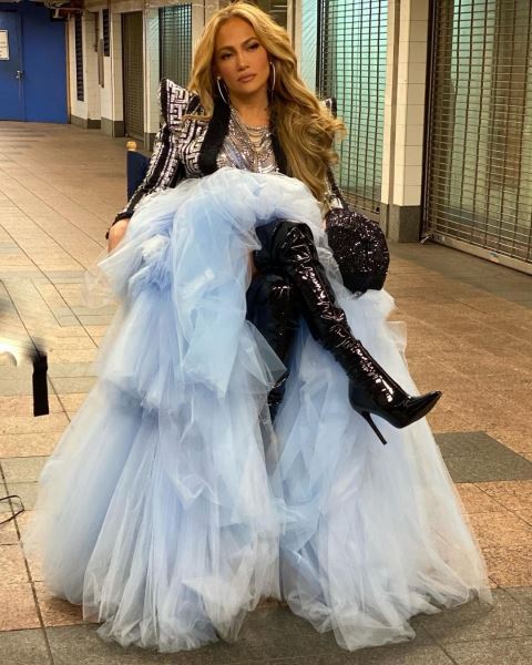 Новогодний образ: Дженнифер Лопес в платье из тюля и виниловых ботфортах (ФОТО)