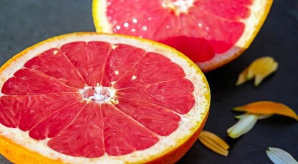 Какими полезными свойствами обладает грейпфрут, рассказали специалисты