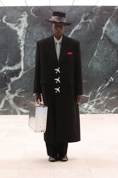 Мужские юбки, 3D-куртки и вещи из пластика: обзор новой коллекции Louis Vuitton (ФОТО)